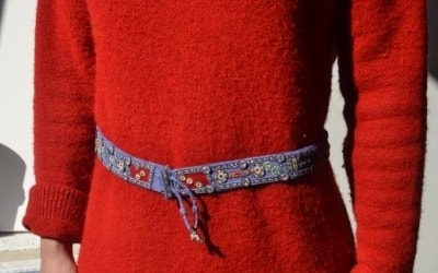 photo de la ceinture fait main avec le pull rouge