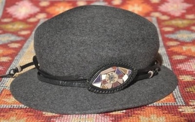 Photo de chapeau avec la dcoration en cuir