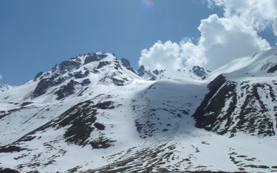 Photo des montagnes sous la neige au Kazakhstan